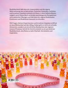 Text beschreibt ein Buch über Selbstreflexion. Hintergrund: Viele bunte Gummibärchen auf rosa Fläche mit Maßband.
