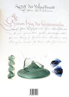 Ein historischer Text über "Simon Hug der Hüttenmeister." Darunter sind zerbrochene Glasteile in verschiedenen Farben abgebildet.