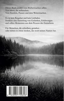 Texte über das Büchermachen, Ideen, Zweifel. Schwarzweiß-Foto: See mit Nebel, ringsum Wald, im Vordergrund Gras.