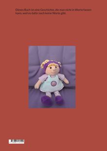 Text: "Dieses Buch ist eine Geschichte, die man nicht in Worte fassen kann, weil es dafür noch keine Worte gibt." Darunter eine Stoffpuppe mit lila Kleidung.