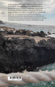 Ein Text beschreibt eine Krimihandlung in Schovenbüll. Im Hintergrund sieht man eine felsige Küstenlandschaft mit Meer.