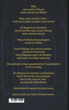 Text in Gelb auf dunklem Hintergrund mit Säulen: Eine Reflexion über Träume als innerliche Reisen und Erkenntnisse.