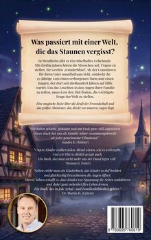 Texte: „Was passiert mit einer Welt, die das Staunen vergisst?“ Unten drei Zitate von Erwachsenen, ein Foto einer Person. Im Hintergrund ein malerischer Nachthimmel über einem Dorf.
