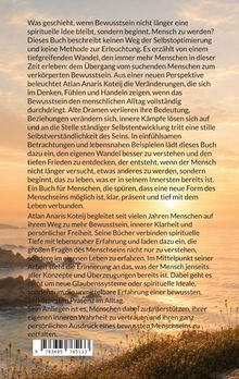 Text über den inneren Wandel und Bewusstsein. Sonnenuntergang am Meer mit Felsen und Gräsern im Vordergrund.