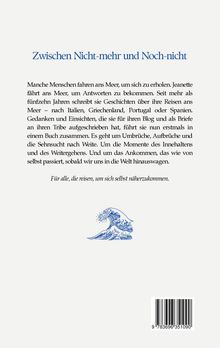 "Zwischen Nicht-mehr und Noch-nicht" in blauer Schrift, gefolgt von einem Text über Reisen ans Meer. Unten ein blaues Wellen-Logo.