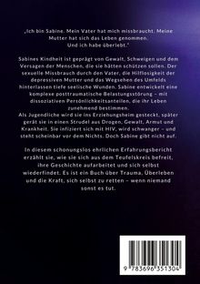 Text auf dunkelviolettem Hintergrund beschreibt Sabines belastende Kindheit, Trauma und ihren Überlebenskampf. Barcode unten.