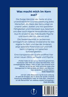 Ein blauer Hintergrund mit weißem Text: "Was macht mich im Kern aus?" Es folgt ein Text über Seelenidentität. Unten Zitate.
