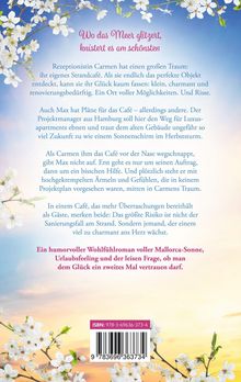 Titel: "Wo das Meer glitzert, knistert es am schönsten". Ein Wohlfühlroman mit Mallorca-Sonne. Blüten auf blauem Hintergrund.