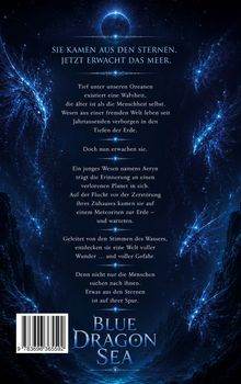 Text oben: "Sie kamen aus den Sternen. Jetzt erwacht das Meer." Unten: "Blue Dragon Sea." Dunkles, mystisches Design.