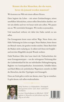 Kennst du den Menschen, der du warst, bevor du jemand werden musstest? Beschreibung eines Buchs über das Enneagramm. Unten links Bild eines Mannes.