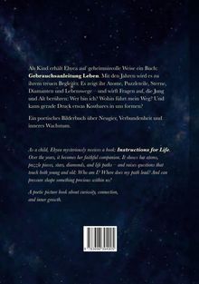 Texte oben beschreiben ein Buch "Gebrauchsanleitung Leben" und die philosophischen Fragen, die es aufwirft. Im Hintergrund ein Sternenhimmel.