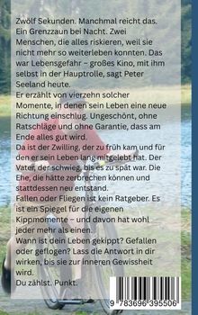Ein Text über lebensverändernde Momente, Entscheidungen und Risiken, versehen mit einem Barcode unten rechts. Im Hintergrund sieht man eine Person auf einem Fahrrad.