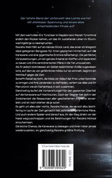 Der letzte Band der Unterwelt des Lichts wartet mit atemloser Spannung und einem alles entscheidenden Finale auf. Darunter ein längerer Text über Raziah Tyronthral, die Karawane und ihre Pläne. Unten ein Strichcode und eine Web-Adresse: CharlesH.Barnes.de
