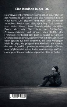 "Eine Kindheit in der DDR" steht oben. Darunter ein Text über Anpassung, Identität und das Gefühl des Fremdseins. Rechts unten sitzt eine Person an der Wand.