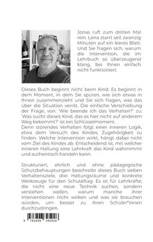 Graustufenbild eines Mannes, freundlich lächelnd, mit Brille auf dem Kopf, vor einem Bücherregal. Texte erläutern pädagogische Ansätze.