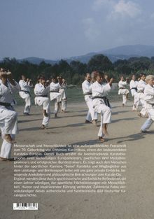 Text beschreibt ein Buch zu Ehren von Efthimios Karamitsos' 70. Geburtstag, einem bedeutenden Karateka Europas. Im Hintergrund trainieren Menschen Karate im Freien.