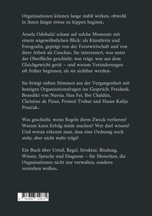 Text über Organisationen, Instabilität und Veränderung. Erwähnt sieben historische Stimmen und Fragen zur Regelmäßigkeit. Barcode unten.
