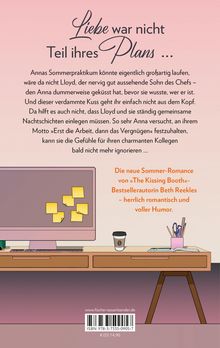 Titel: Liebe war nicht Teil ihres Plans. Text: Annas Sommerpraktikum... Illustration: Schreibtisch mit Monitor, Kaffeebecher und Stiften.