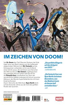 "IM ZEICHEN VON DOOM! Dr. Doom ist Oberster Zauberer. Mr. Fantastic bereitet sich vor. Fantastic Four sind unaufhaltsam." 

Illustration: Figuren in blauen Anzügen im Kampf, eine Frau erschafft ein Energiefeld.
