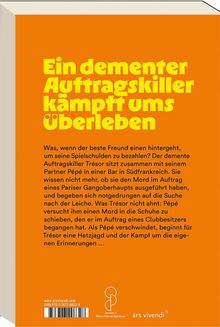 Ein orangefarbener Hintergrund mit gelbem Text: „Ein dementer Auftragskiller kämpft ums Überleben“. Text über Verrat und Mord.