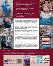 - Wunderschöne Pullover-Designs mit passenden Accessoires: Socken, Mützen, Stirnbänder.
- Abwechslungsreiche nordische Muster und Schnitte.
- Einfach nachstricken mit detaillierten Schritt-für-Schritt-Anleitungen und übersichtlichen Diagrammen.

Oben links sind gestrickte blaue Socken zu sehen. Rechts ein lächelndes Kind in einem blauen Pullover und rosa Mütze vor gestapeltem Holz. Unten eine Frau und ein Kind in nordischen Strickmustern in einer winterlichen Landschaft.