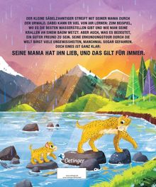 Text über einem Säbelzahntiger-Jungen mit seiner Mama; sie gehen durch einen Fluss, umgeben von bunten Bergen und Bäumen.
