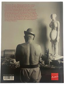 Text: "Giacometti, Picasso, Masson und Dubuffet strebten in Malerei, Skulptur und Grafik nach einer neuen Formensprache…"

Ein älterer, nackter Mann von hinten vor einem Tisch mit Kunstgegenständen, daneben eine Statue einer nackten Frau.