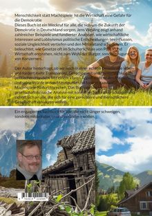 Menschlichkeit statt Machtspiele. Foto von lächelnden Menschen in einer Landschaft mit Holzhäusern und Bergen im Hintergrund.