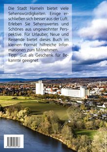 Text beschreibt Sehenswürdigkeiten in Hameln, Buch für Reisende. Hintergrund: Luftbild der Stadt, Fluss und Landschaft.