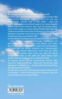 Heller Himmel mit weißen Wolken. Text über die berührende Verbindung von Mensch und Tier sowie die Kraft eines Zuhauses.