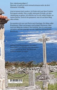 Text in schwarzer Schrift beschreibt eine Pilgerreise auf dem Jakobsweg mit vielen Erlebnissen. Im Hintergrund das Meer.