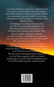 Text über wirtschaftlichen Umbruch und innovative Managementmethoden mit Sonnenuntergang im Hintergrund und Barcode unten.