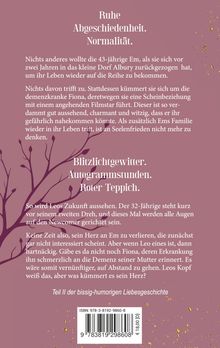 Text oben: „Ruhe. Abgeschiedenheit. Normalität.“  
Beschreibung der Geschichte von Em und Leo.  
Baumillustration links, goldene Sprenkel rechts.