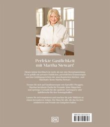 Perfekte Gastlichkeit mit Martha Stewart! Frau in weißem Hemd hält Schüssel mit Eiern in einer Küche.
