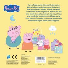 "Peppa und Schorsch haben eine kleine Schwester bekommen!" Illustration einer fröhlichen Schweinefamilie mit Babyzimmer.