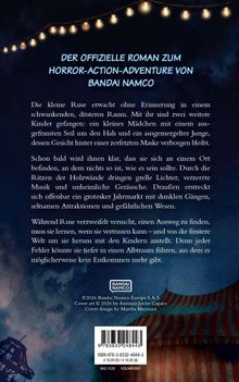 "DER OFFIZIELLE ROMAN ZUM HORROR-ACTION-ADVENTURE VON BANDAI NAMCO" unter Lichterkette. Text beschreibt mysteriösen Jahrmarkt.