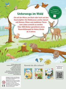 Titel: „Unterwegs im Wald“. Werbung für ein Stickerbuch mit Tieren, Pflanzen und einer Waldszene voller Aktivitäten für Kinder.