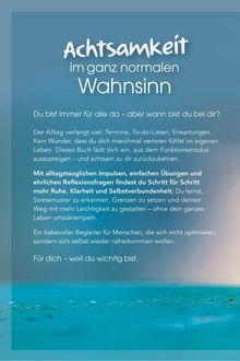 "Achtsamkeit im ganz normalen Wahnsinn" steht groß oben. Unten: Meereshintergrund in sanften Blautönen.