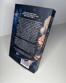 Rückseite eines Buches: "Waschbär-Diebstähle, Verkupplungsversuche und verbotene Küsse." Enthält florales Design in Gold.