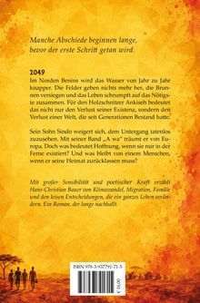 Text: „Manche Abschiede beginnen lange, bevor der erste Schritt getan wird. 2049 Im Norden Benins...“, folgt Buchbeschreibung.

Hintergrund: Orange-gelbes Muster. Illustration: Figuren und Baum vor Häusern am Horizont.