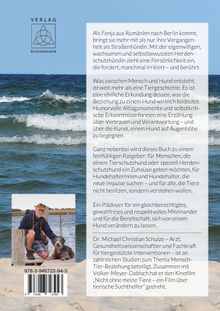 VERLAG BEGEGNUNGEN. 
Ein Mann mit Hund am Strand, dahinter das Meer und blauer Himmel.