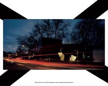 Erieta Attali on the Felix-Nussbaum-Haus: Approaching Resistance. Nachtaufnahme mit Lichtspuren vor einem modernen Gebäude.