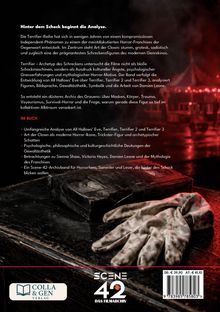 Ein VHS-Tape und ein schmutziger Handschuh liegen auf einem Tisch. Roter Nebel umhüllt eine düstere Zirkusszene im Hintergrund.