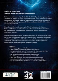 Titel: “ZURÜCK IN DIE ZUKUNFT: Zeitlinien, Mythos und Popkultur einer Filmtrilogie.”  
Ein elektrisches Design mit Uhrwerk und blauem Hintergrund.