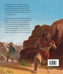 Ein Hirtenjunge, der König wird: David lebte spannend! Dieses Buch führt Kinder zu Spuren von Jesus in Davids Geschichte. Darunter eine Illustration: Ein Mann rennt, ein anderer mit Speer verfolgt ihn in felsiger Landschaft.