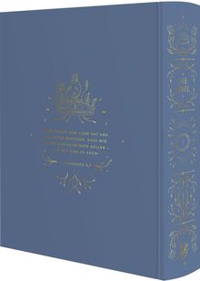Auf einem blauen Einband steht in Gold: „Die Bibel“. Eine Krone und florale Muster sind ebenfalls in Gold abgebildet.