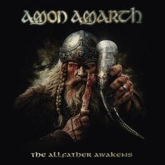 „AMON AMARTH“ und „THE ALLFATHER AWAKENS“. Ein Krieger mit Helm, blutverschmiertem Gesicht hält ein Trinkhorn und ein Messer.