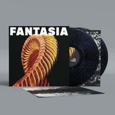 Text: "FANTASIA" in großen weißen Buchstaben. Darunter spiralförmige, goldene Struktur auf schwarzem Hintergrund.