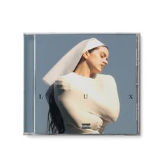 "L U X" steht auf einem CD-Cover. Darauf eine Frau in heller Kleidung und Kopfbedeckung vor blauem Hintergrund.