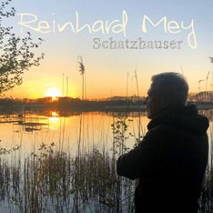 „Reinhard Mey, Schatzhauser“ steht auf einem Cover vor einem See bei Sonnenuntergang, mit einer Person im Vordergrund.